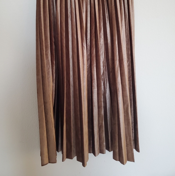 SOLD 🎈NWOT Pleated Metallic Midi Skirt - Picture 3 of 12